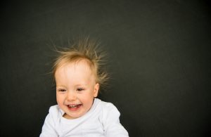 baby met haren omhoog van de statische elektriciteit 