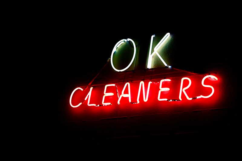 Neon reclamebord met de tekst ok cleaners