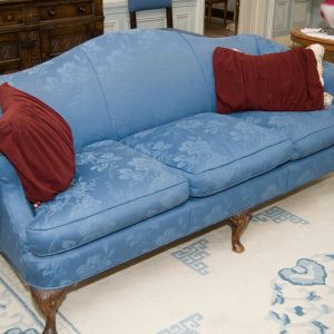 Blauwe Victorian bank met rode kussens